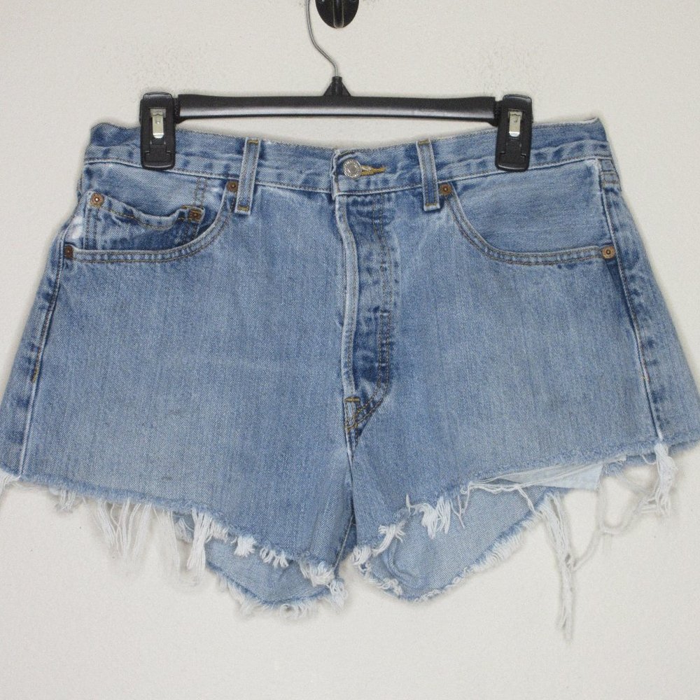 Levi's Women's Vintage 501 Cut Off Denim Short Shorts Med Wash Size 31" B1-08